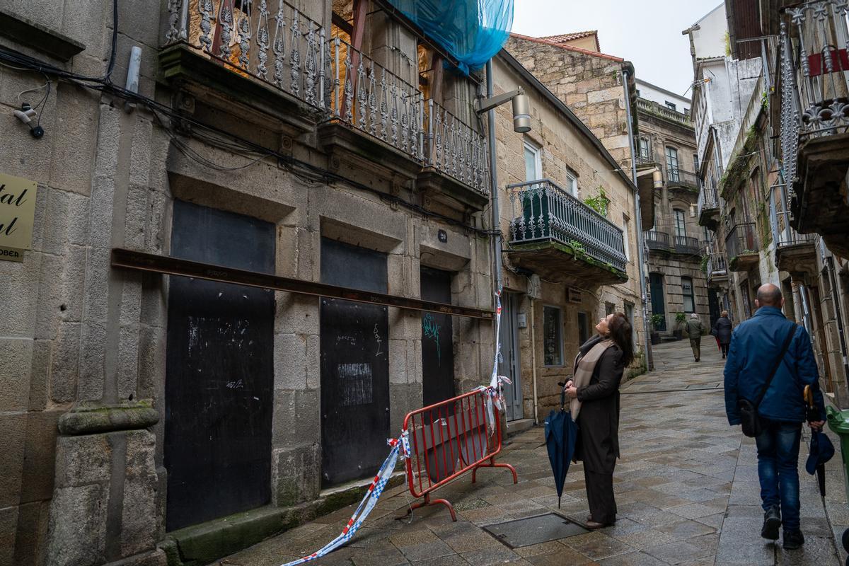 Ana Ortiz observa la fachada del edificio que se va a rehabilitar en la calle Real.