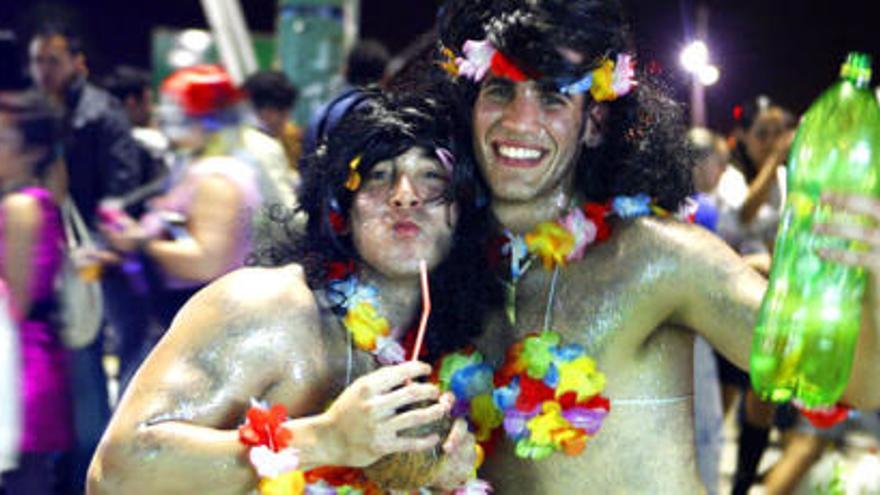 Dos hawaianas disfrutan de la fiesta carnavalera durante el mogollón del Carnaval capitalino.