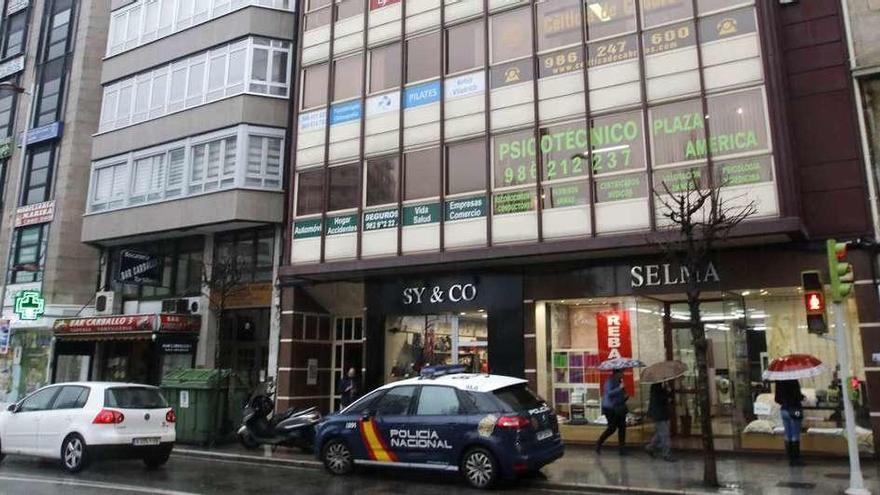El edificio de oficinas donde tuvo lugar el tiroteo en la madrugada de ayer. // Alba Villar