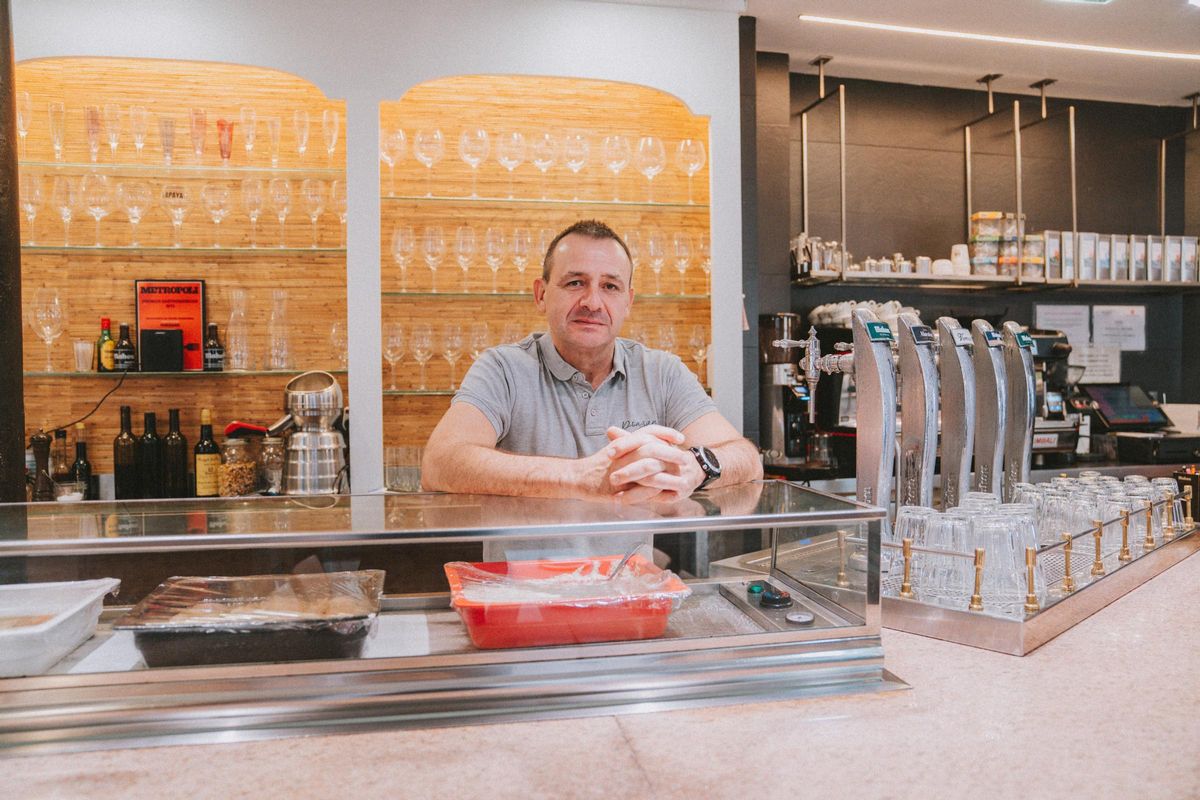 Paco García, propietario del restaurante Ponzano, en el interior del establecimiento.