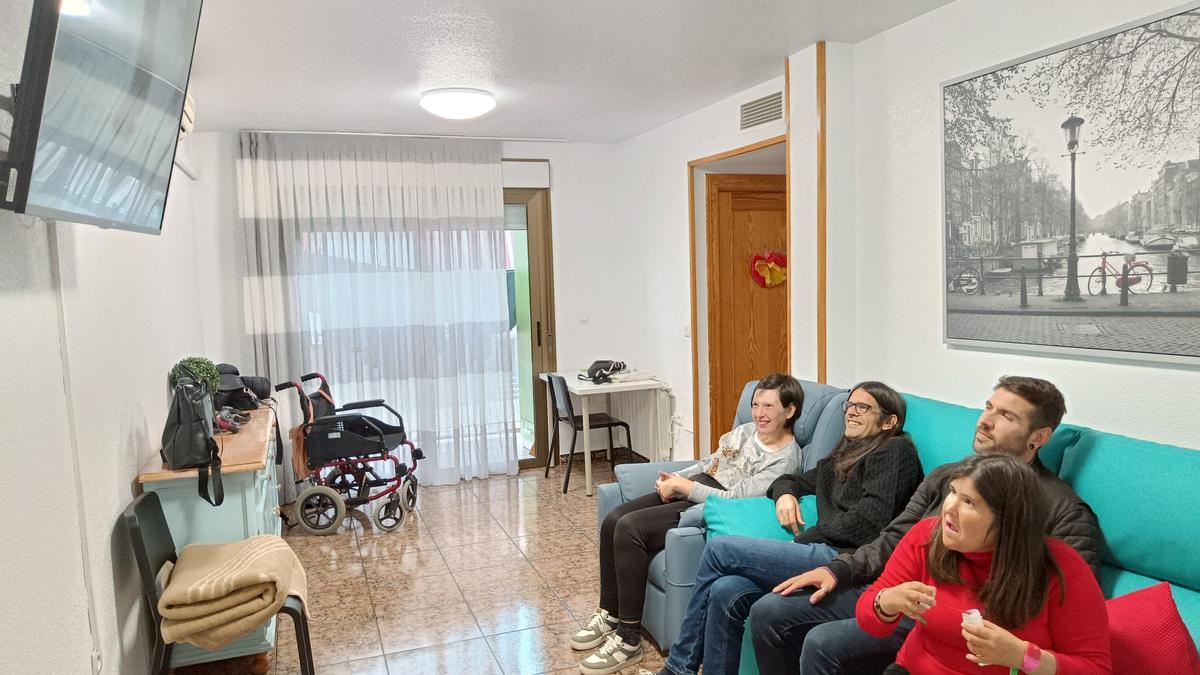 Aurora y Ana ven un vídeo de Arde Bogotá en el sofá de su casa junto a Jesús y Alejandro.