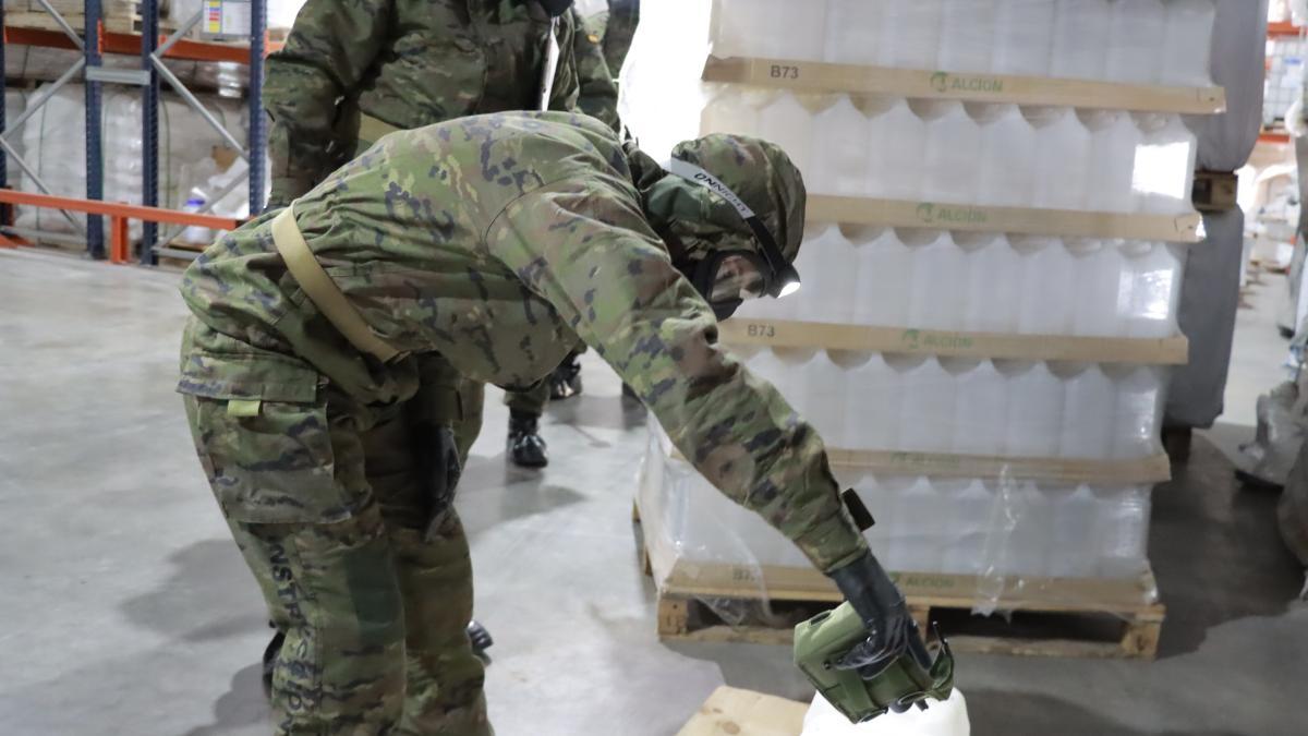 Los militares inspeccionan con un detector que no hay en la fábrica ningún precursor potencialmente peligroso que no aparece en el inventario.