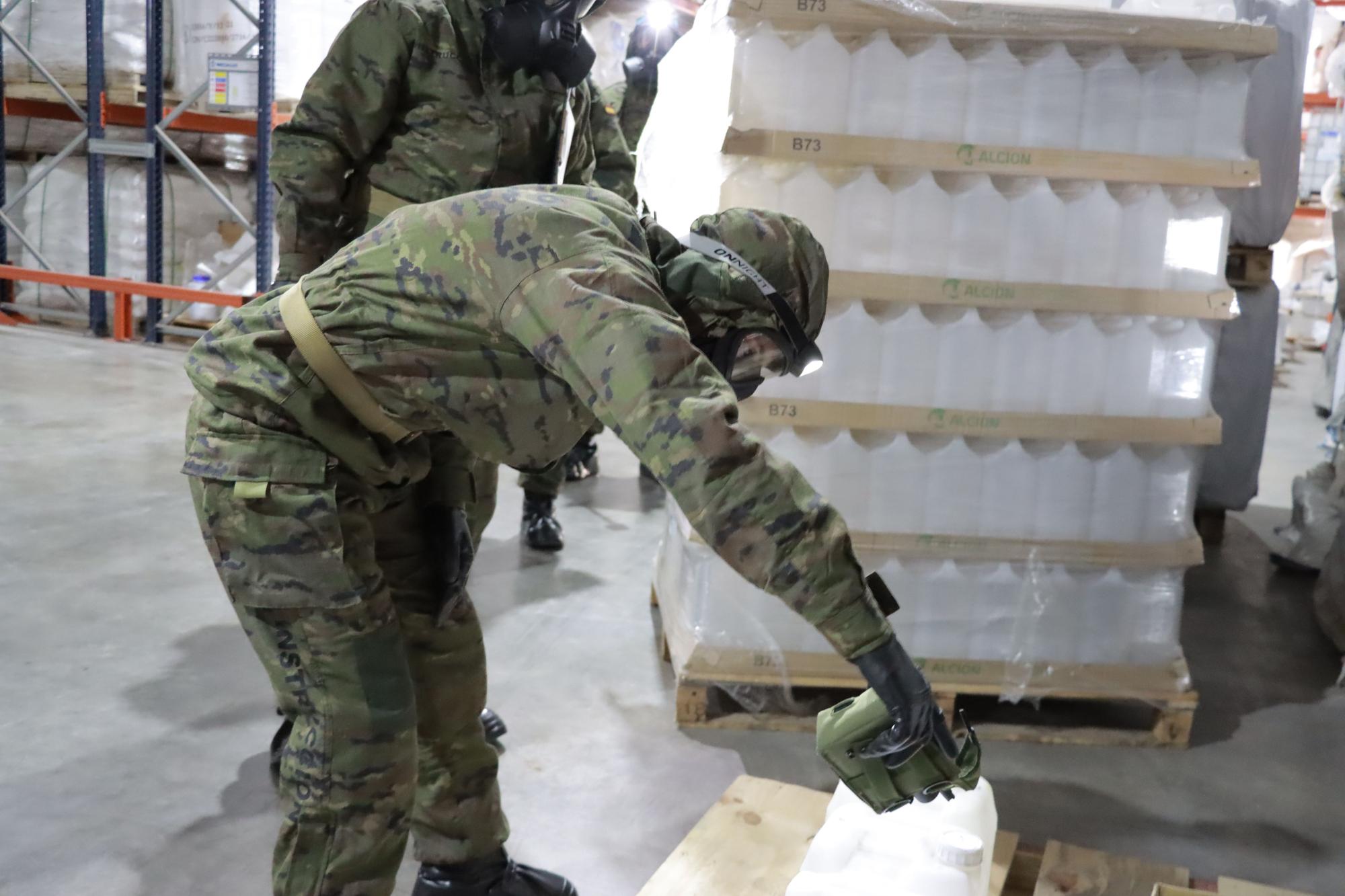 El Ejército simula un ataque químico en una fábrica de Onda