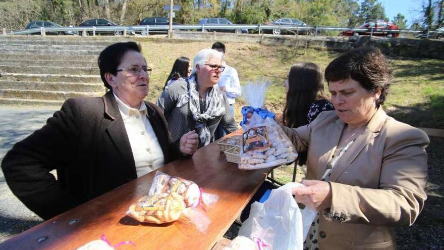 Dos visitantes de la Festa da Rosquilla adquieren productos. // Bernabé/Gutier