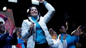 Luisa González celebra su victoria, en un acto en Quito este domingo.