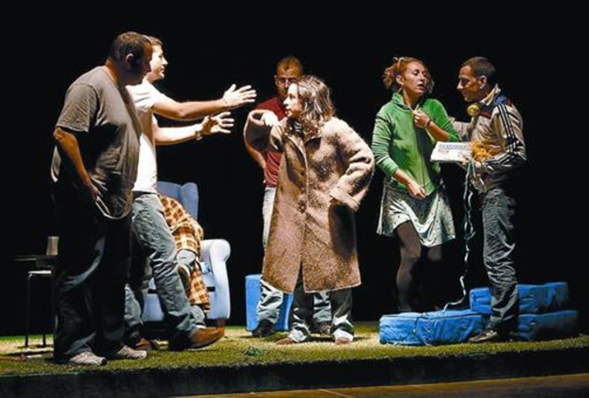 Actors entre reixes 8 Una escena de l’aplaudit muntatge ’Allò que dic allò que faig’, a Quatre Camins.