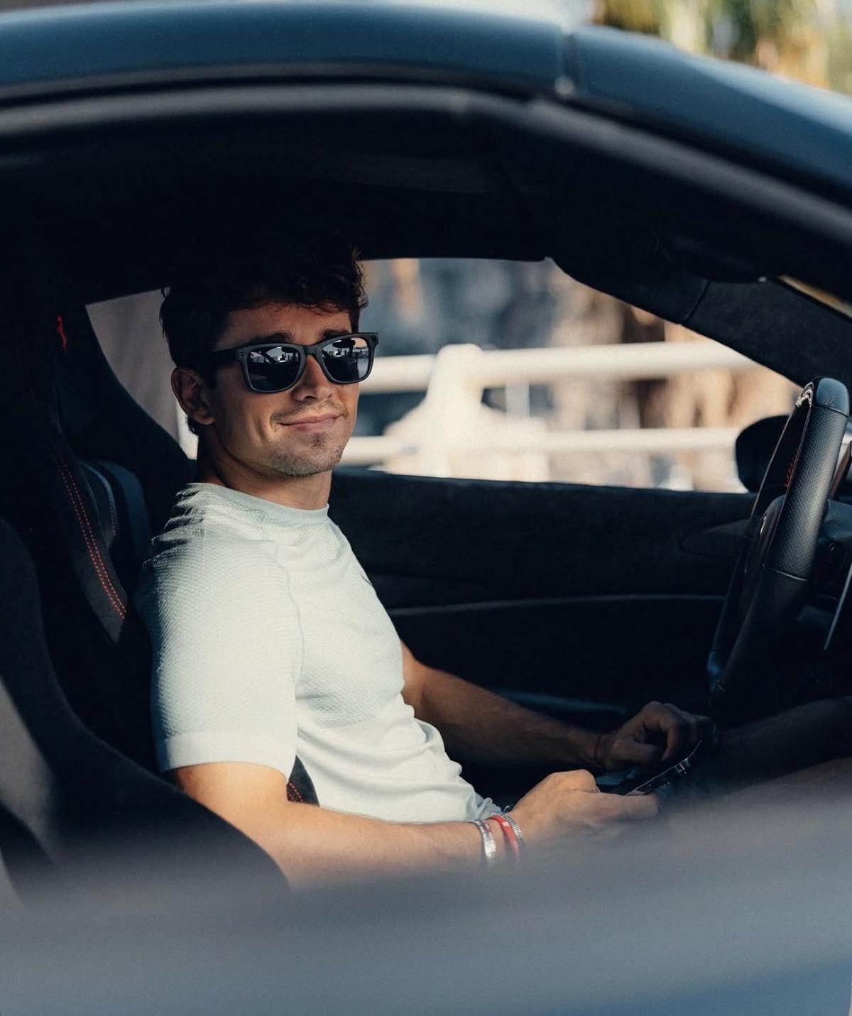 Charles Leclerc en uno de sus Ferraris