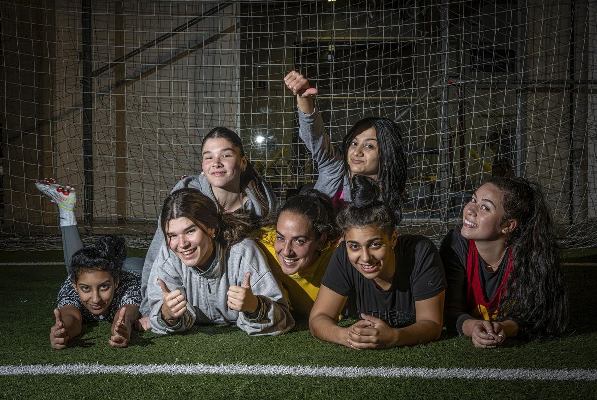 Entrenamiento del primer equipo de fútbol femenino que se crea en el barrio de La Mina