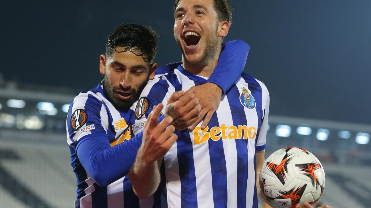 Nico Gonzalez  celebra un gol como jugador del Oporto en un partido de la Europa League en Belgrado