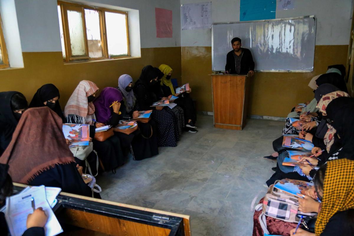 Una escuela gratuita recibe a las mujeres en Kabul, expulsadas por los talibanes