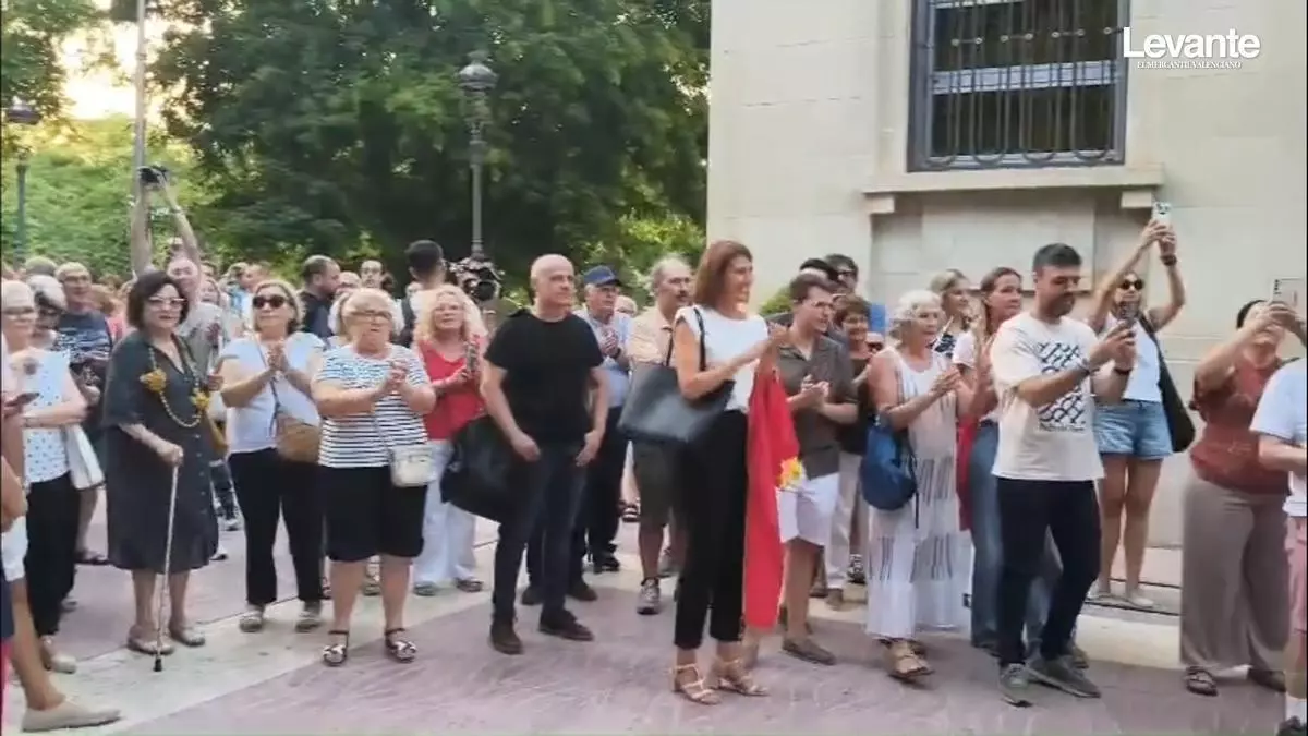 Las concentraciones de "apoyo a Ceuta" son secundadas por cientos de personas en Xàtiva y Ontinyent