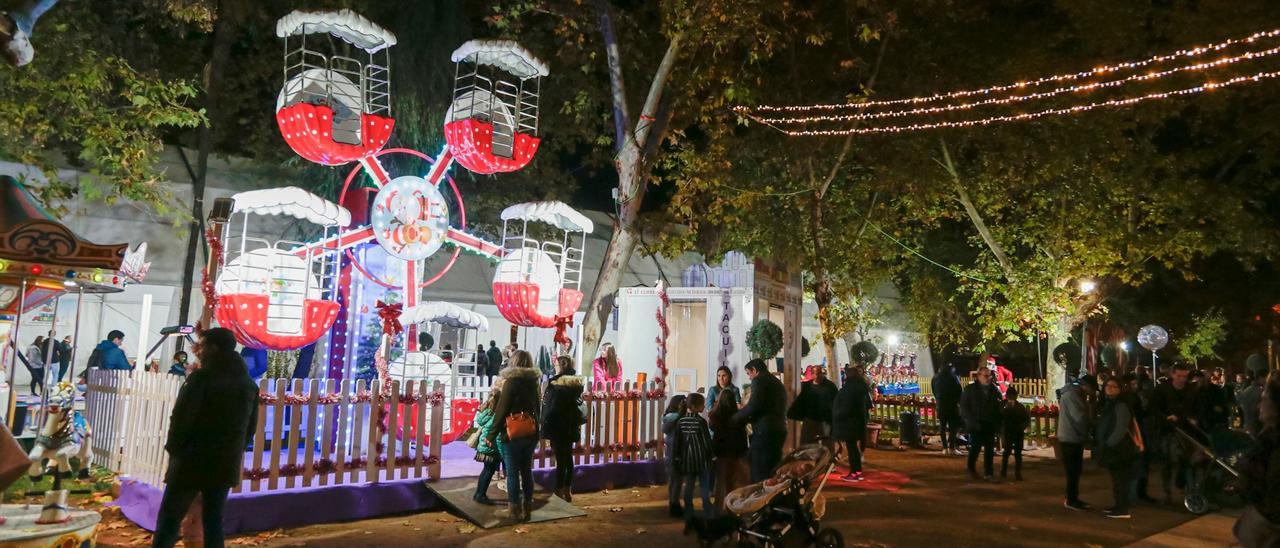 Atracciones de Navidad en el parque López de Ayala de Mérida.