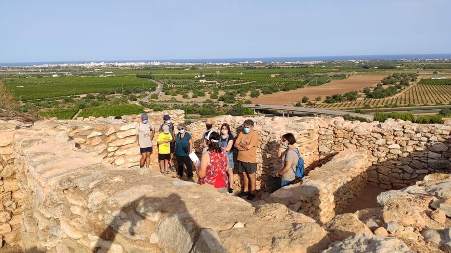 Las visitas dinamizadas al poblado íbero del Puig de la Nao es una de las propuestas de estos días.