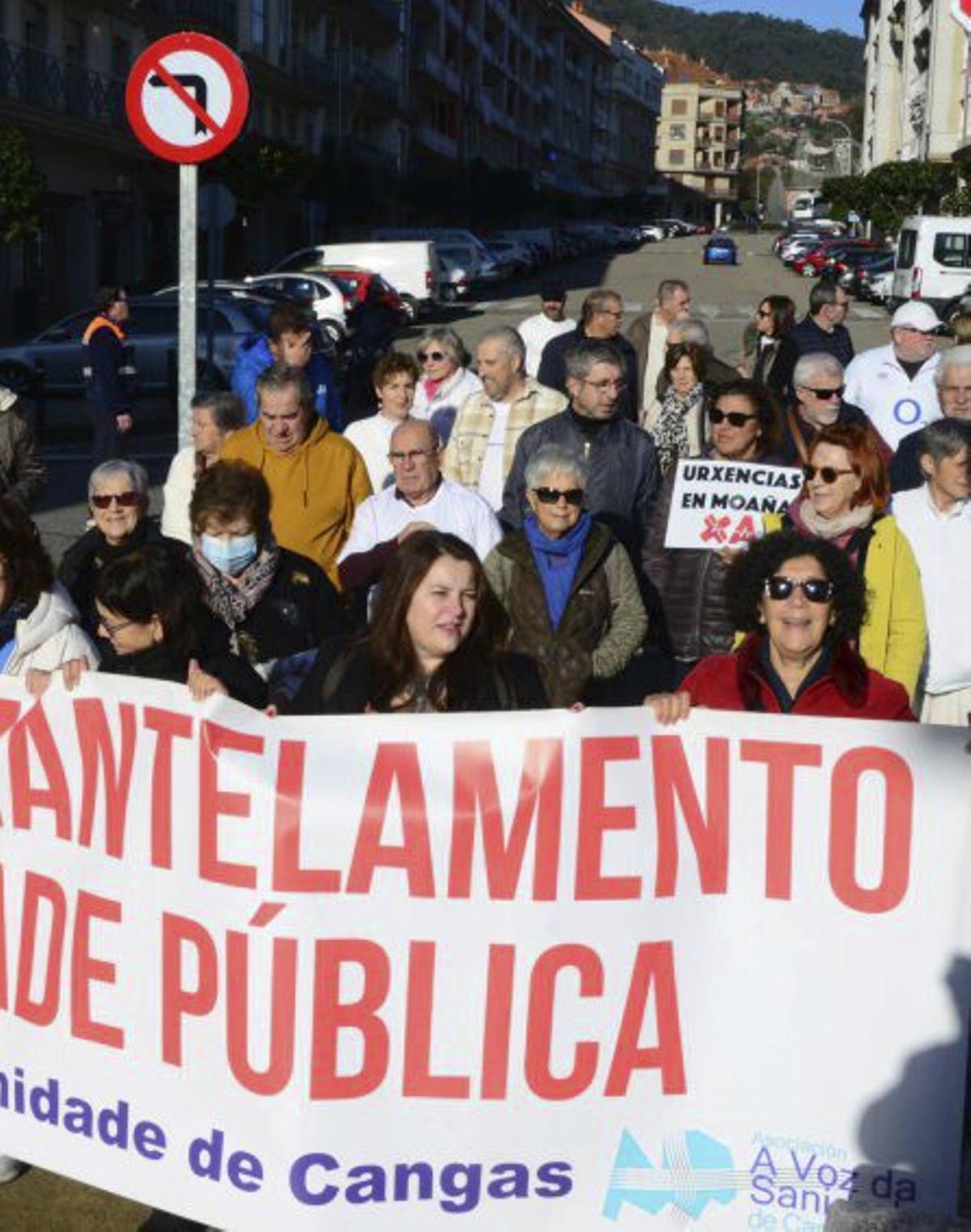 La manifestación, subiendo hacia Rosalía de Castro. | |