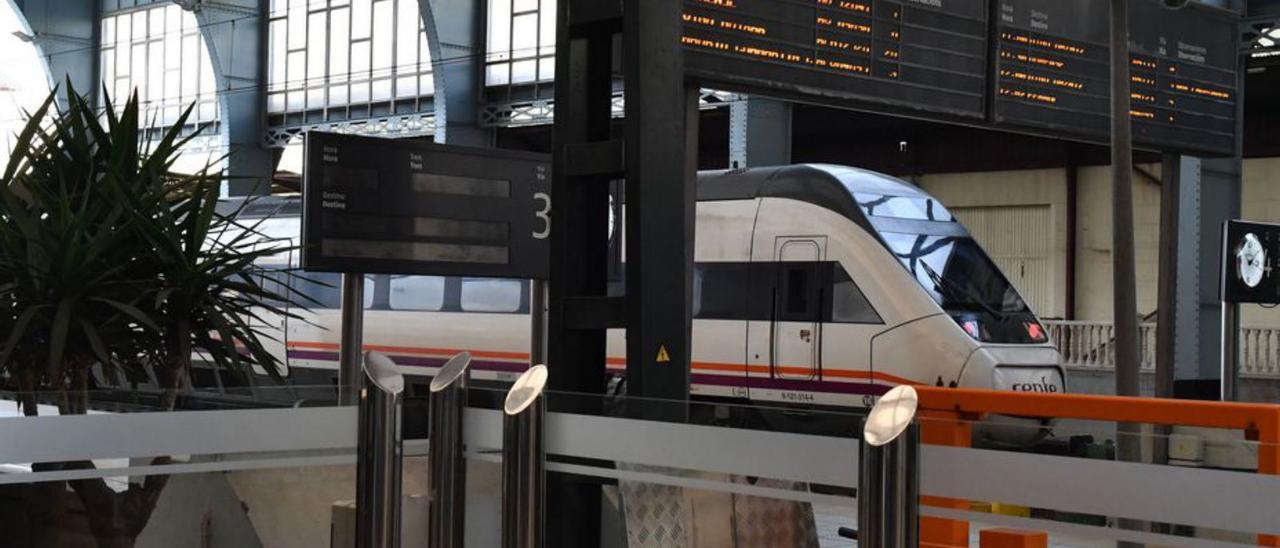 Tren en la estación de San Cristóbal.   | // VÍCTOR ECHAVE