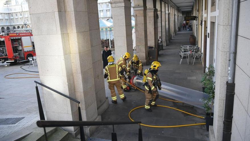 Los bomberos, en su intervención en el spa en María Pita