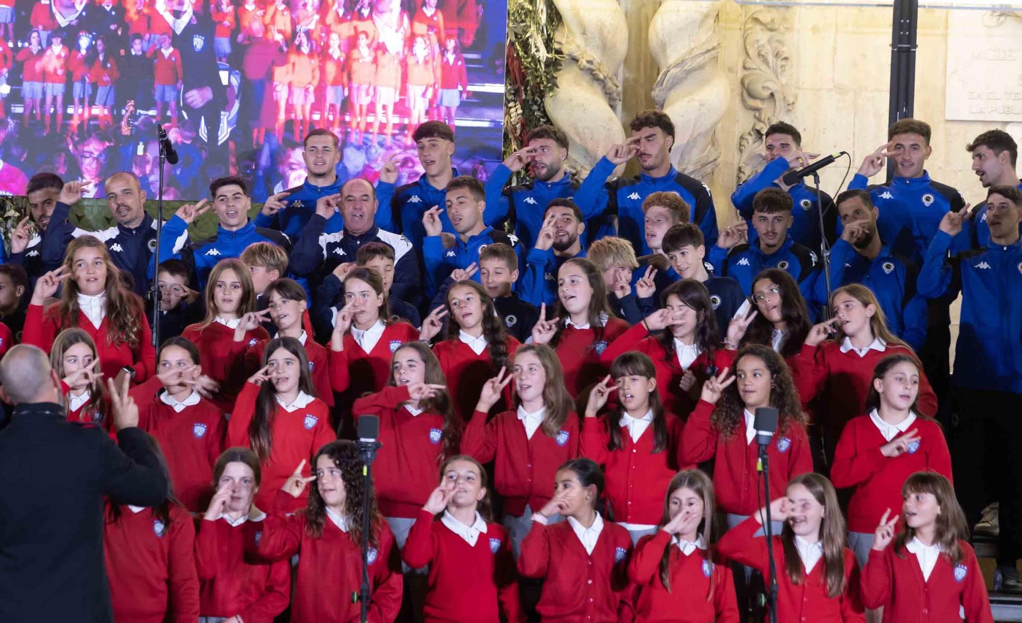 El Hércules interpreta el tradicional villancico junto al coro de los Jesuitas en la plaza del Ayuntamiento de Alicante.
