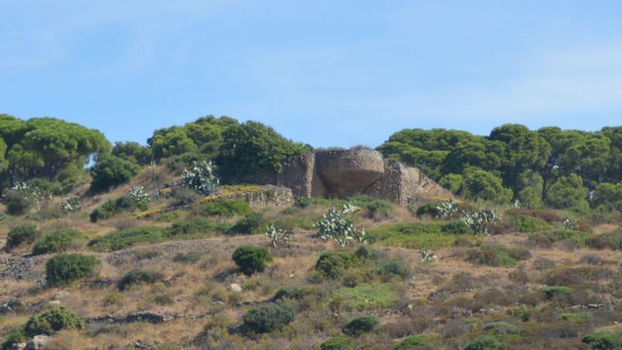 La punta Falconera amb una boca de búnquer. | SANTI COLL