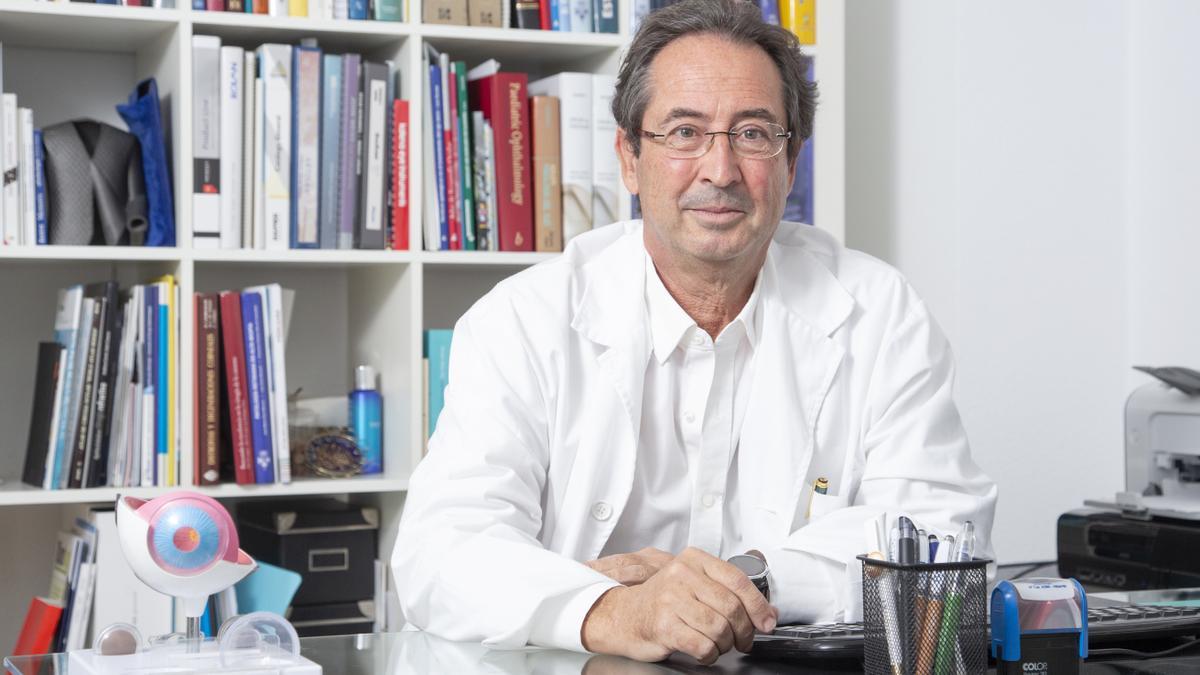 El doctor Chipont explica que la presbicia sí existe un tratamiento curativo