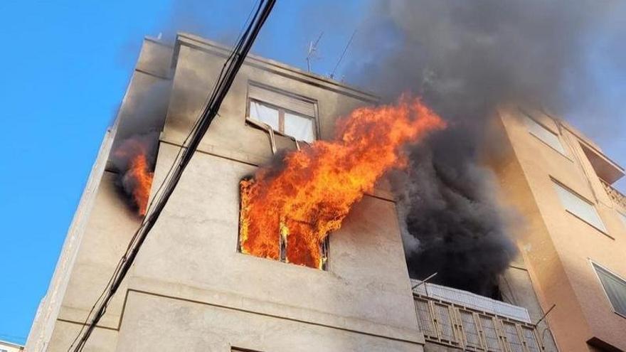 El incendio ha comenzado en el segundo piso del edificio