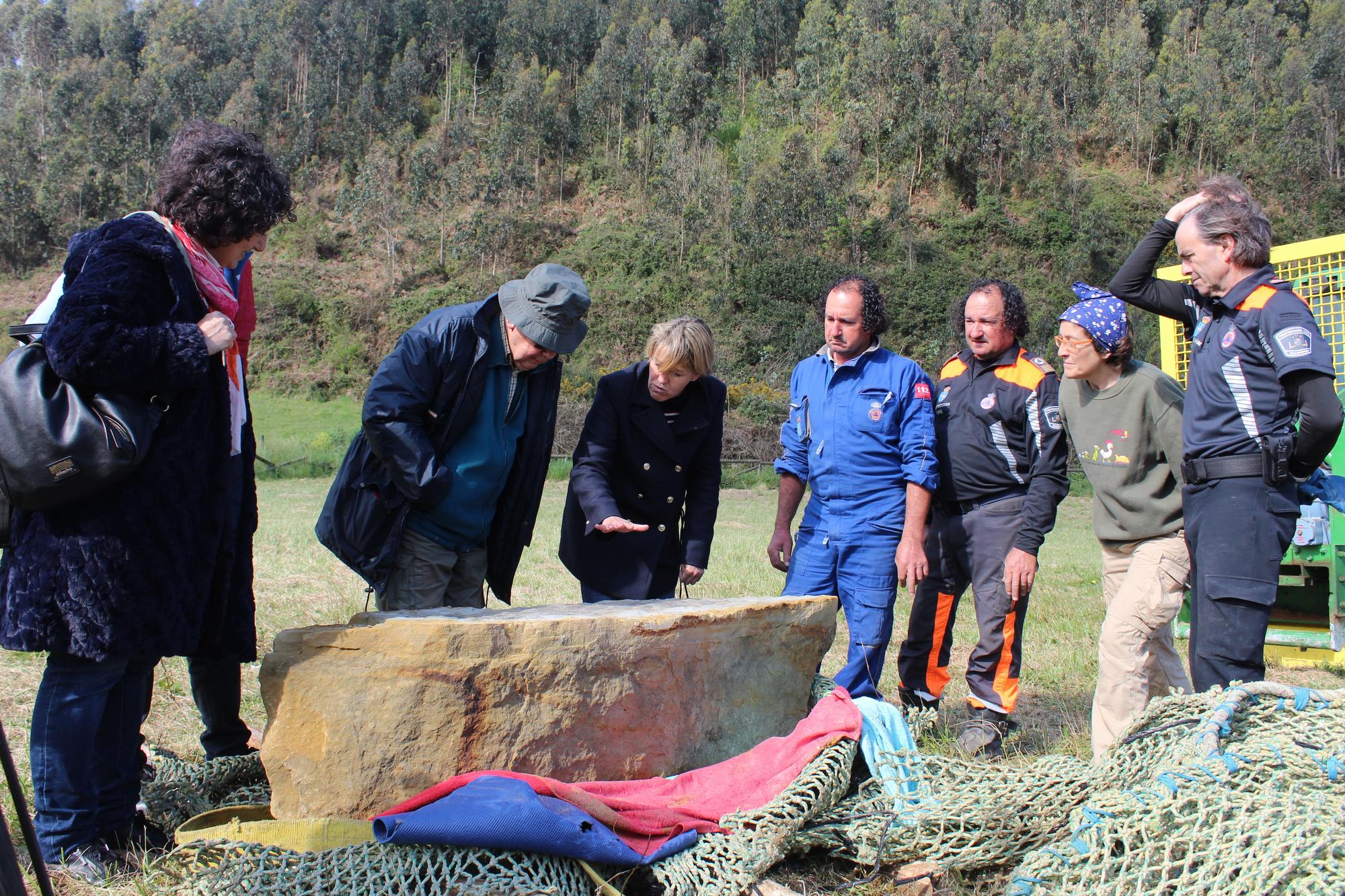 Extraordinario hallazgo en Villaviciosa: recuperan dos bloques con galerías de invertebrados del jurásico