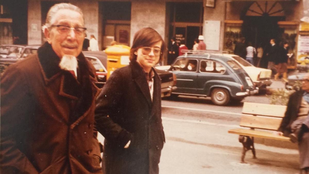 Karel Holemans, con su hijo Carlos, autor de 'Los espías no hablan'.
