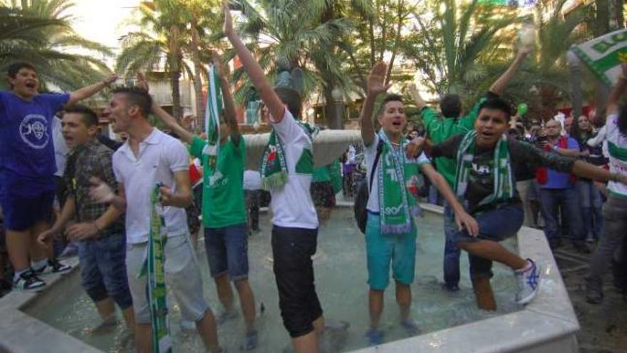 Los aficionados comenzaron a bañarse en la Glorieta nada más certificado el ascenso.