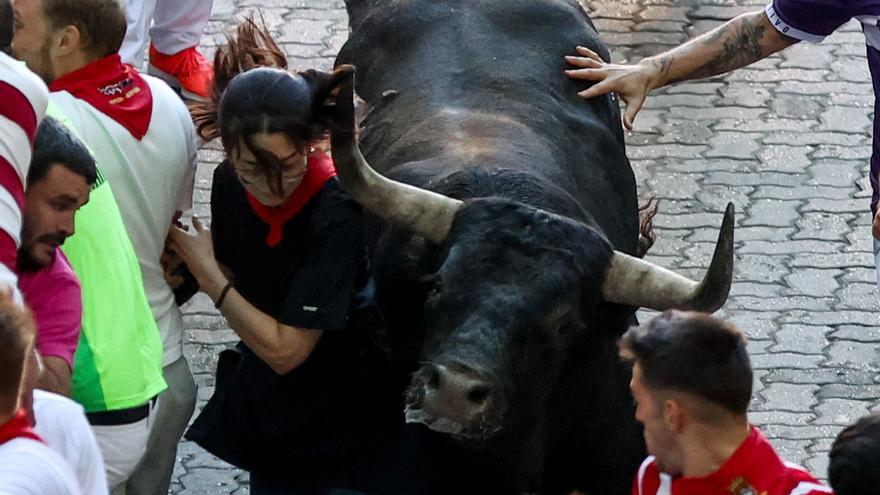 Los Miura hacen honor a su fama de nobles y rápidos en el último encierro de San Fermín