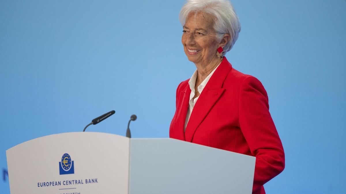 La presidenta del Banco Central Europeo, Christine Lagarde, durante una rueda de prensa tras una reunión, a 5 de junio de 2025, en Frankfurt (Alemania). El Consejo de Gobierno del Banco Central Europeo (BCE) ha decidido este jueves rebajar en 25 puntos bá