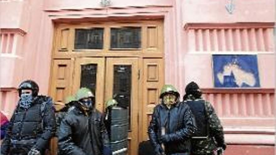 Diversos manifestants controlen la porta del Ministeri de Justícia.