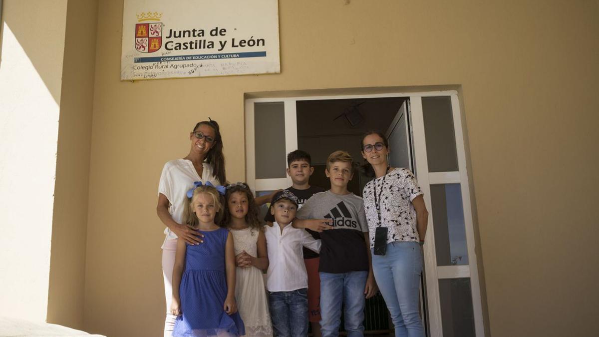 Los pequeños con la directora y la tutora del aula, Raquel y Desiree, a las puertas de la escuela. | J. A. G.