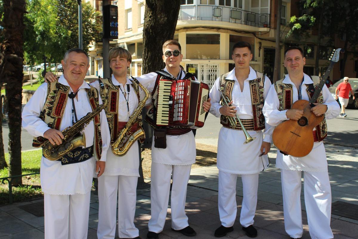 FOTOGALERÍA | El mundo baila en Badajoz: el Festival Folklórico se echa a las calles en un desfile internacional
