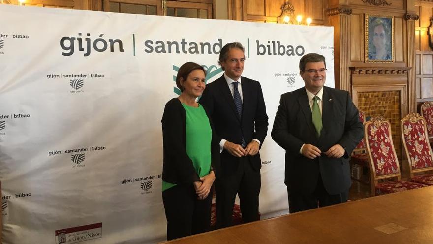 Los tres alcaldes en el acto de firma del convenio.