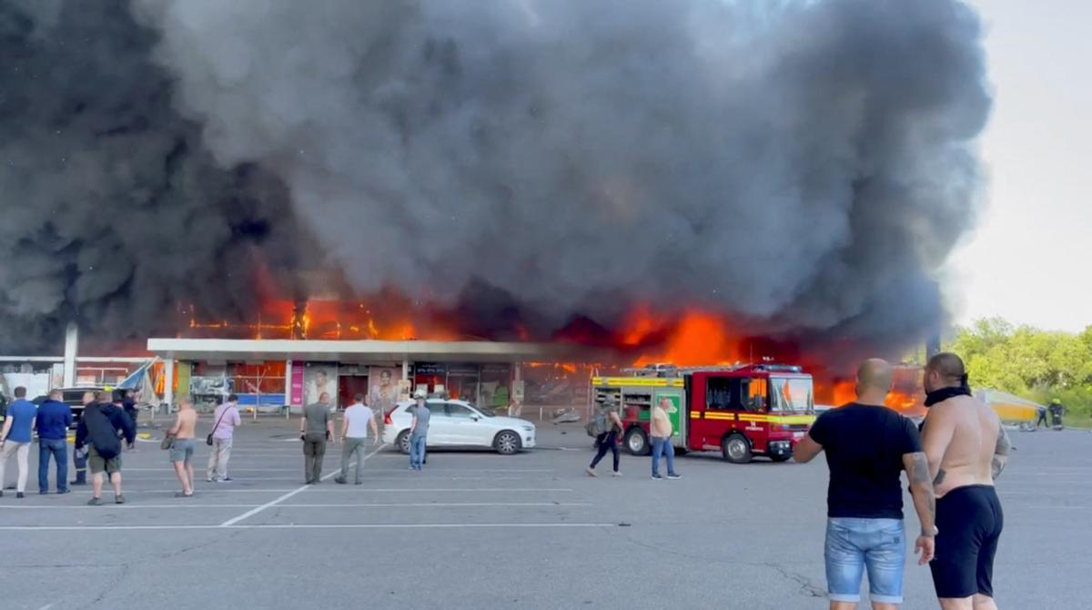 Un míssil impacta contra un centre comercial a Ucraïna.