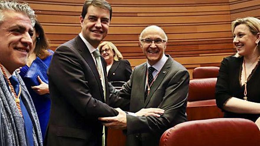 El presidente de las Cortes en funciones, Ramiro Ruiz Medrano, junto al que será su sucesor, Ángel Ibañez.