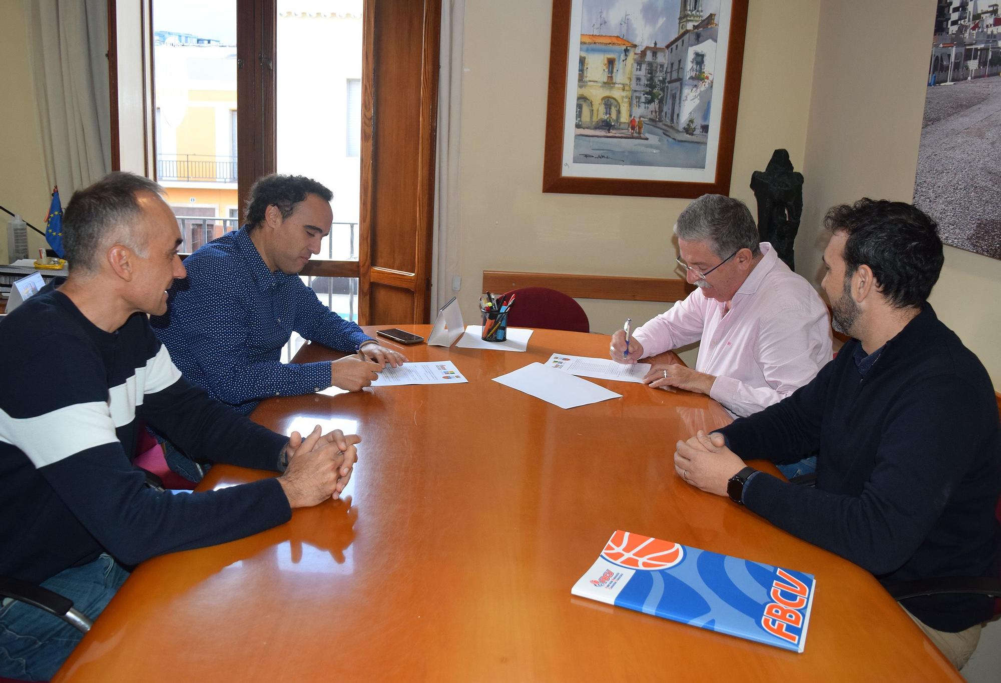 El presidente de la FBCV, Salvador Fabregat y el delegado de la Federación en Castellón, Raúl Blanco visitaron el municipio y se reunieron con el vicealcalde de Moncofa, Jose Mª Andrés, y el presidente del CB Moncofa, Rogelio Porras.