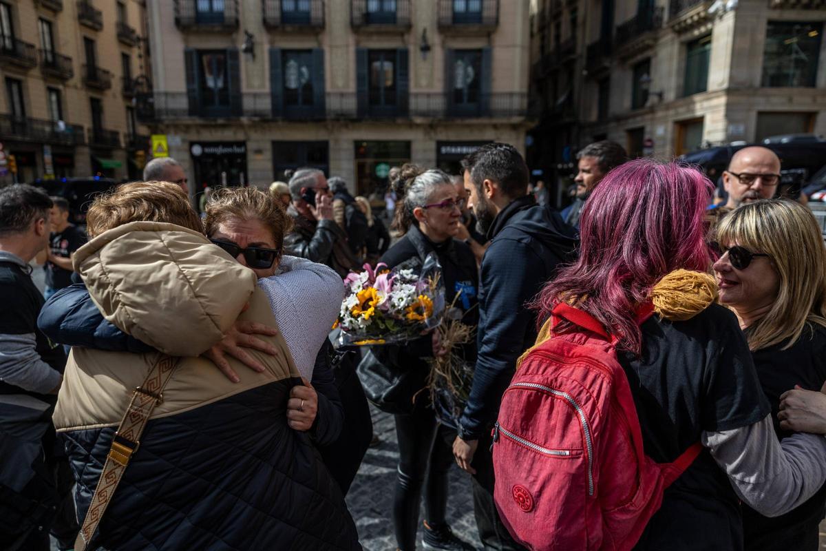 Los funcionarios de prisiones se manifiestan en la plaza de Sant Jaume