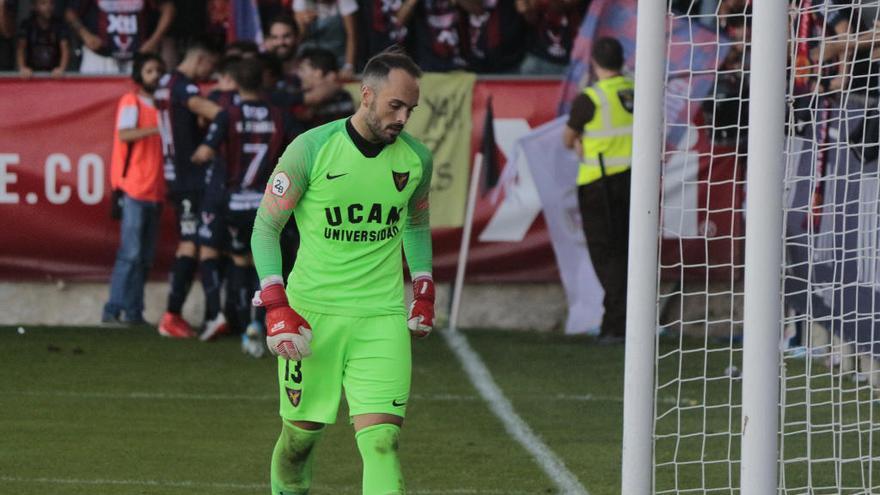 El Yeclano celebra uno de los goles del partido de  ida con Iricibar en primer plano.