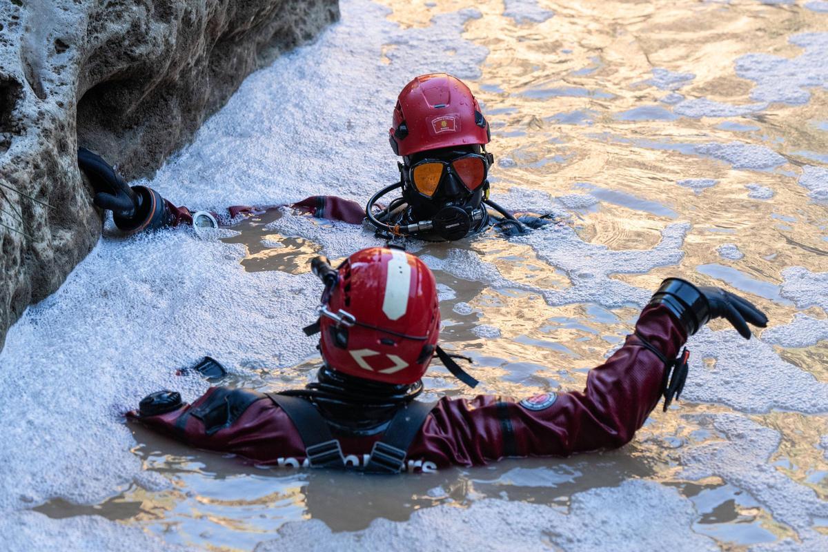 Los bomberos intensifican en Mediona la búsqueda del padre del menor hallado muerto