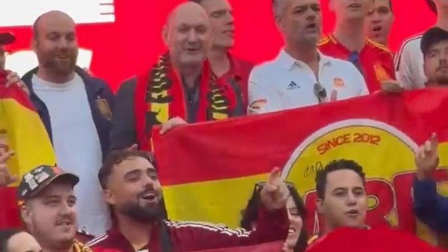 El Presidente Louzan canta con las peñas de la Roja