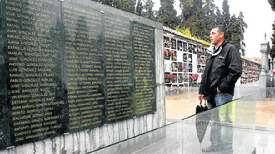 Inauguran los monolitos de los represaliados del franquismo