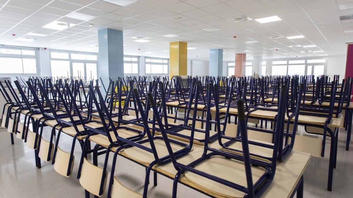 Comedor vacío de un colegio de València.