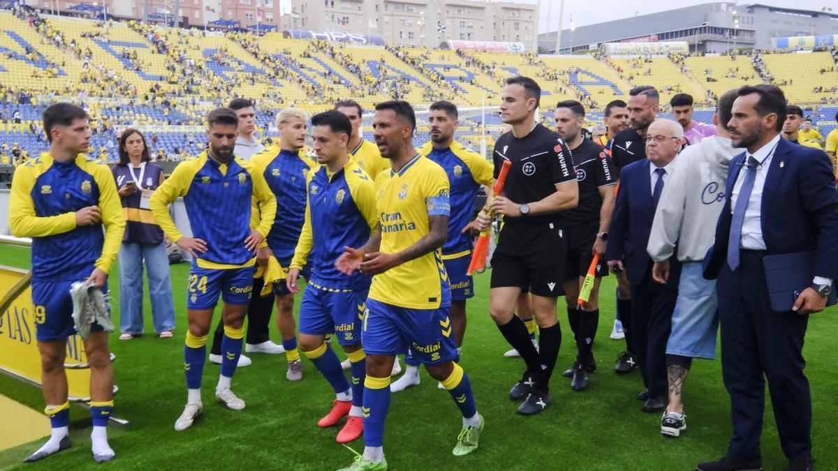 Jonathan Viera a la cabeza, grita ante la mirada perdida del resto de jugadores de la UD Las Palmas