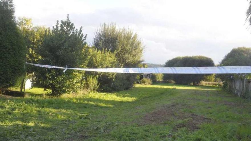 Precinto policial a la entrada de la propiedad donde apareció el cadáver, ayer, en Mera.