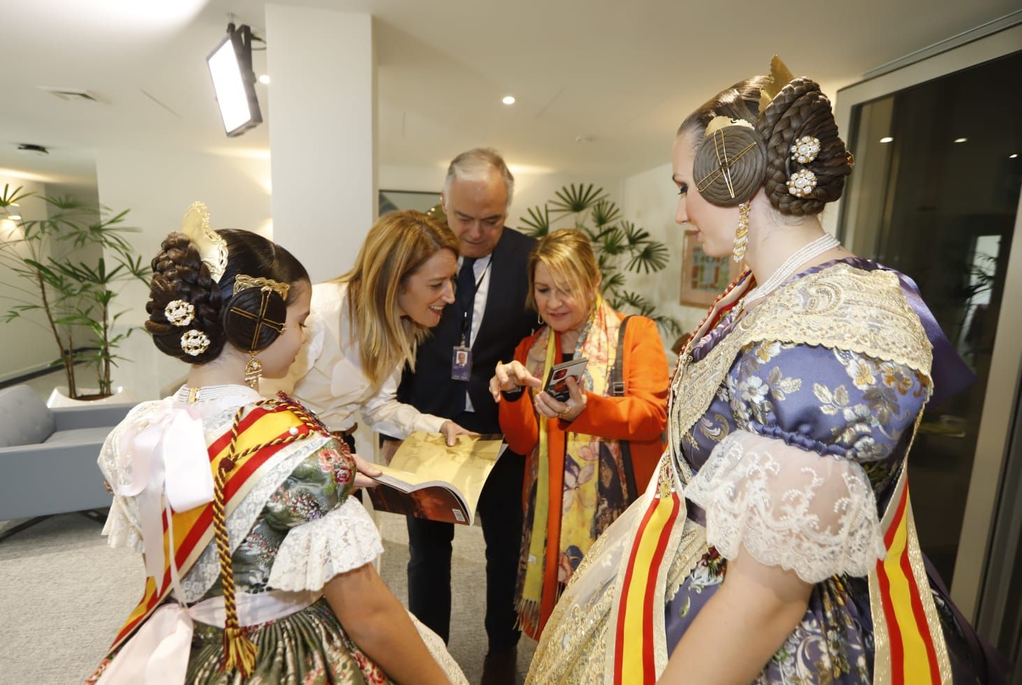 Extra de Fallas 2023 Levante-EMV: las falleras mayores se reúnen con Von der Leyen y Metsola