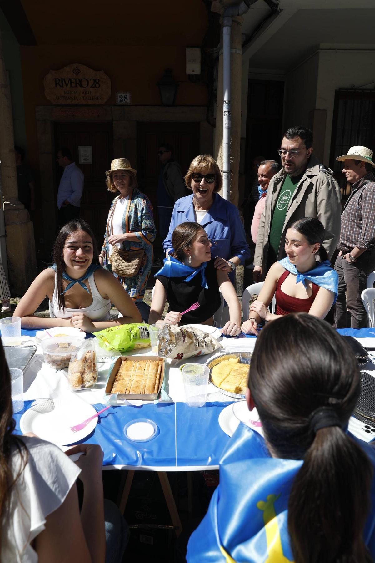 EN IMÁGENES: El presidente Adrián Barbón se da un baño de masas en la Comida en la Calle de Avilés