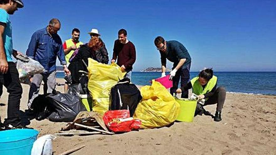 Torroella de Montgrí Greenpeace neteja la platja de Fonollosa