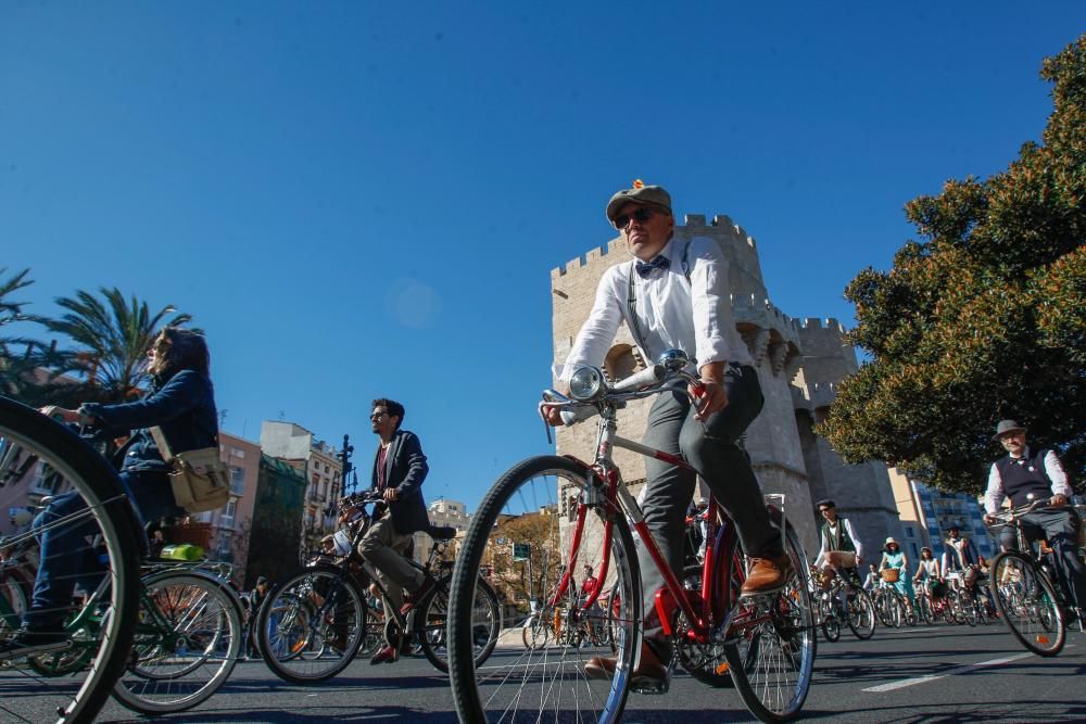 Encuentro de bicis antiguas y vestidos de época