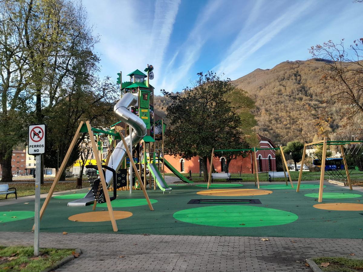 Zona de juegos infantiles renovada en el parque de Pola de Laviana.