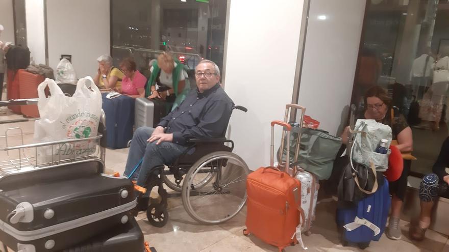 El infernal viaje del Imserso de unos jubilados asturianos no dejó de empeorar: tras dejarlos en tierra en Canarias, los confundieron con &quot;unos chinos&quot;, no aparecía el bus...